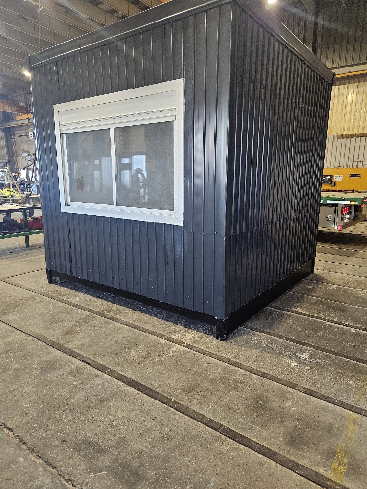 container met ramen en rolluik