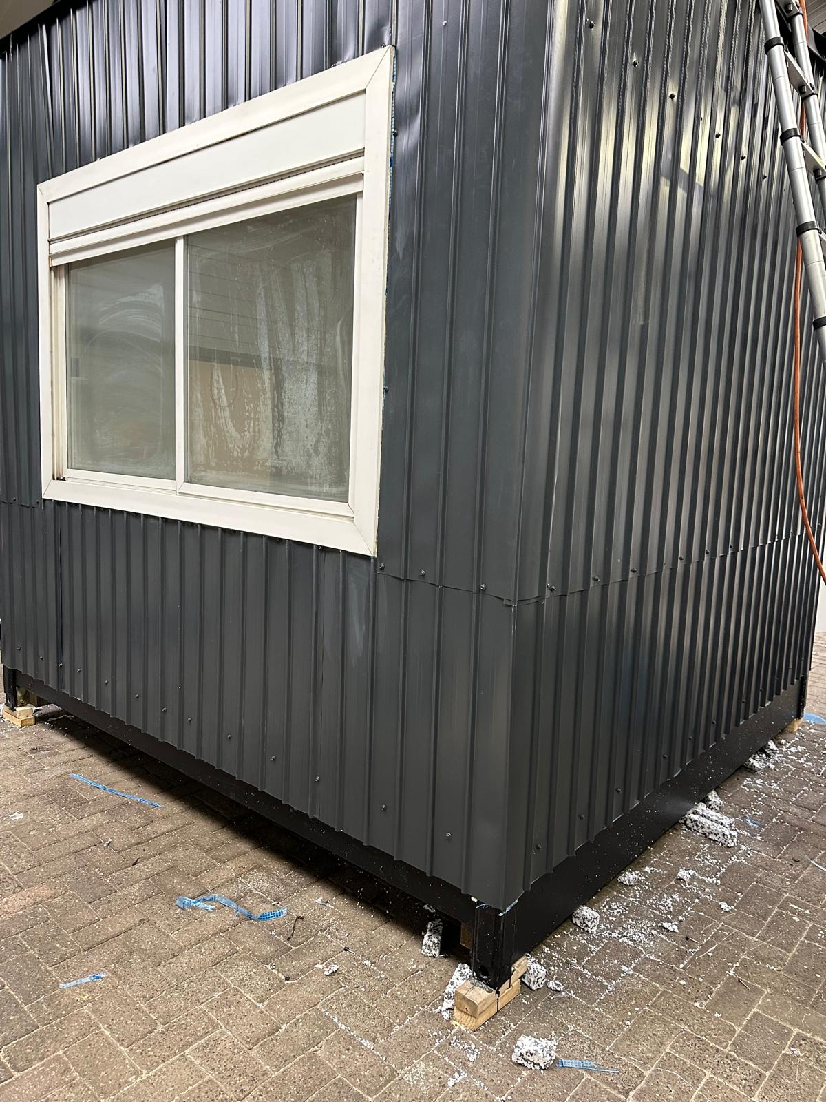 Modificatie container met ramen